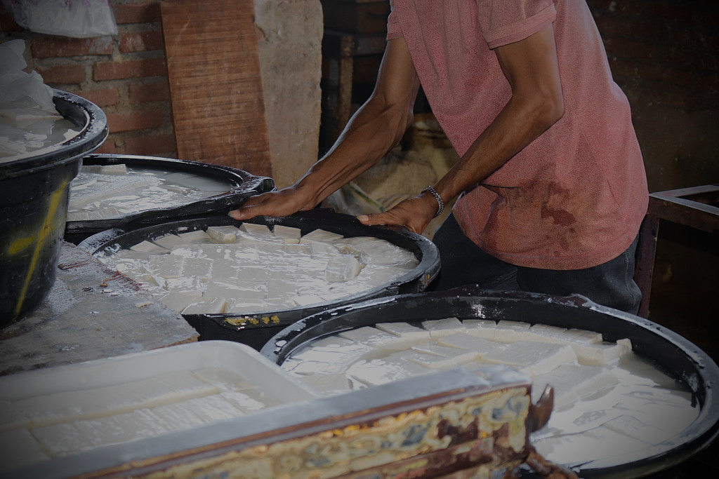 Gampong Batoh Memiliki Pabrik Produksi Tahu yang Membutuhkan 800 kg Kacang Setiap Harinya.