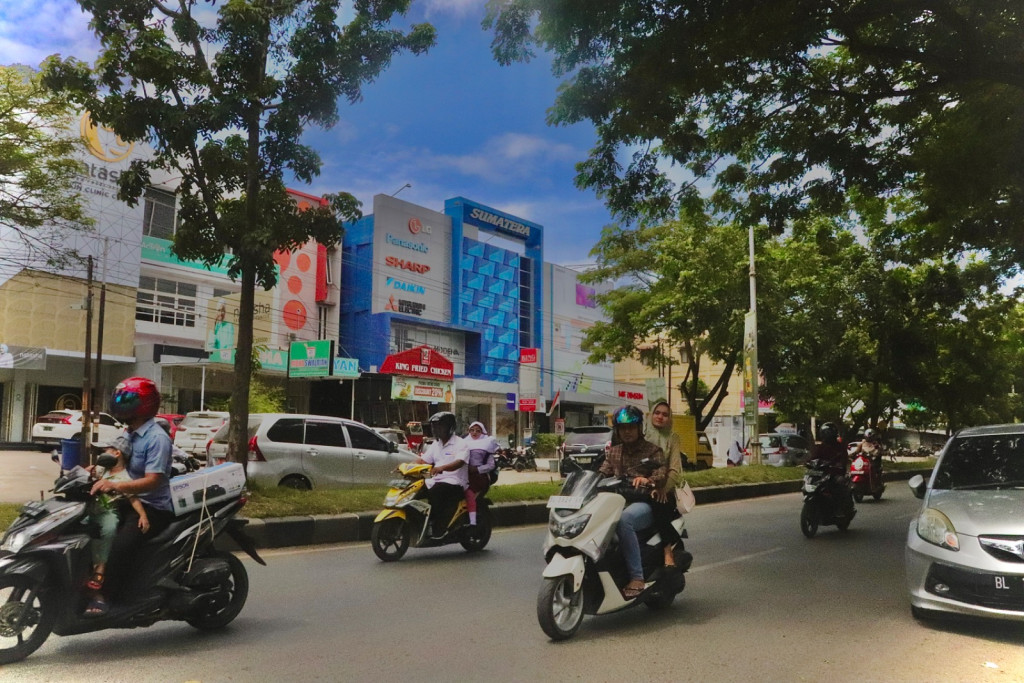 Pemandangan Jalan Besar Gampong Batoh.